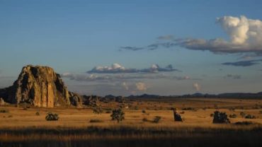 Sud du massif de l'Isalo au coucher de soleil.