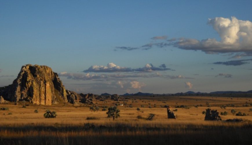 Sud du massif de l'Isalo au coucher de soleil.