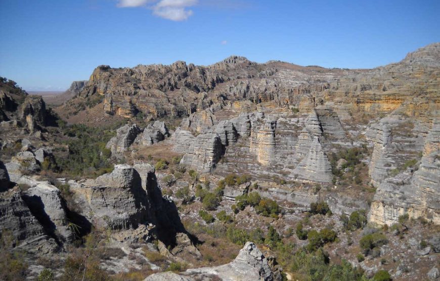 Madagasikara Tsara Be* (*Madagascar The Beautiful)