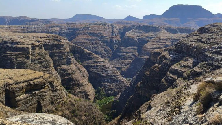 20-Le-Massif-du-Makay-–-L’Aventure-à-l’État-Pur 20-Le-Massif-du-Makay-–-L’Aventure-à-l’État-Pur